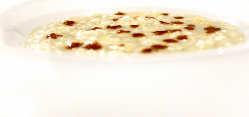 Galleria fotografica






La nostra cena al Materia di Cernobbio (Co). Testi di Carlo Passera, foto di Tanio Liotta. Si inizia con Aceto di petali di rose, brodo di cipolle scottate









Tartelletta allo yogurt, olio all'aneto e cetrioli sottaceto









Cialda di pane, maionese di levistico, mela sottaceto, foglie di cerfoglio









Cialda di avena e birra, barbabietola, polvere di levistico e olio al carbone









Finto midollo di sedano rapa: orzo, rapanello marinato, crema di sedano rapa, olio di prezzemolo e foglie di carota selvatica









Trota salmonata marinata, rafano, kiwi fermentato e brodo freddo di mela: la pelle della trota è bruciata, il brodo è come un dashi, solo che il succo di mela è al posto dell'acqua









Tartare di Fassona, sedano croccante, spuma di sedano, purea di aglio nero, scalogno marinato nella birra, ribes in aceto di lamponi, sambuco in aceto di mele









Insalata di cavolo rosso, midollo affumicato, caviale e latte di mandorla amara: il caviale è Beluga, poi pimpinella e dragoncello 









Lingua di vitello, barbabietola, ribes e shiso









Lumache e nervetti glassati, siero di yogurt e gin, latte di nocciole, olio di finocchietto selvatico









Raviolo di caprino e mostarda, estratto di cavolo nero, succo di pepe di Sarawak









Tortelli di animelle di vitello, tè nero e brodo di pollo allo yuzu






