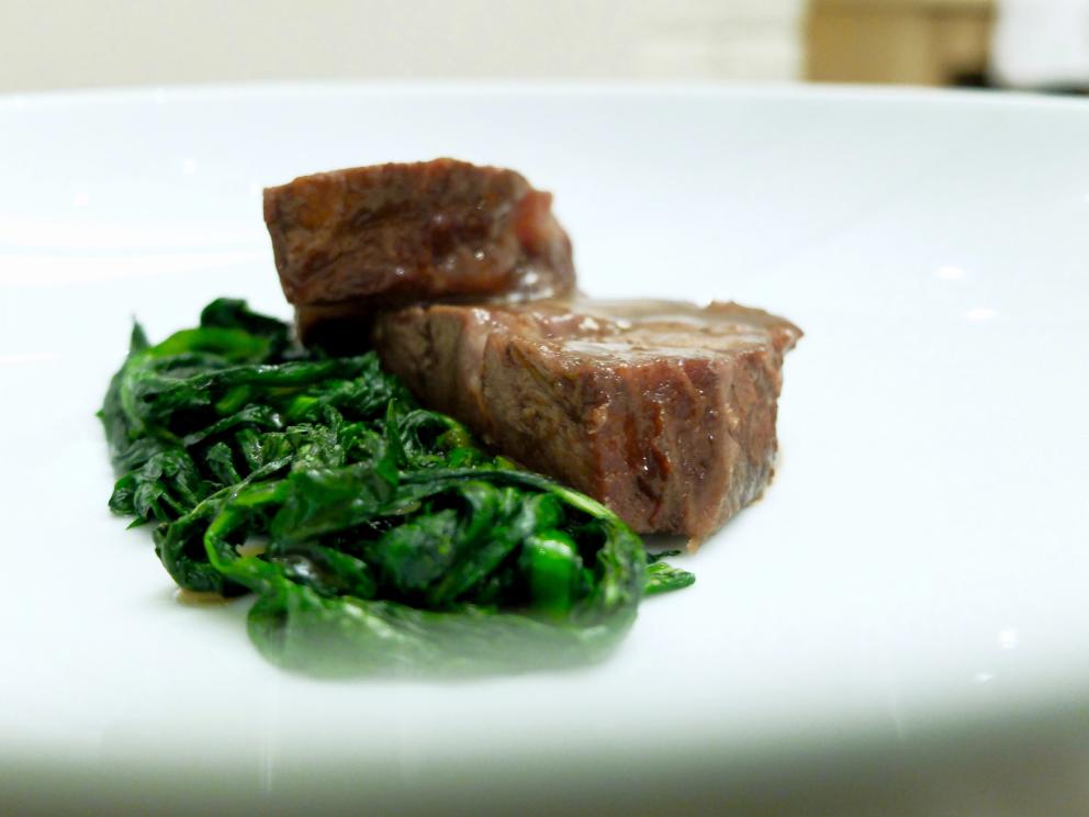 Galleria fotografica






La nostra cena negli scatti di Tanio Liotta. S'inizia con una digressione extra-pugliese, Ostrica al Bloody Mary, brunoise di sedano, olio Muraglia al sedano









Pomodorino di pane raffermo, rucola, sale Maldon e terra di spinacio









Buonissima la Carota fritta, spuma di ricotta forte, pomodoro demi-sec









Carapace di gambero fritto, maionese di capperi. Goloso









Pancia di maiale, jus di vitello, patata al burro. La carne è deliziosa, garantisce Varvara









Un gran piatto: Rotolo di branzino, burrata, lime e olio Muraglia al limone









Triglia, melanzana arrostita e spuma di ricotta forte: suadente e piena









I due primi piatti sono da sballo: Spaghettoni Monograno Felicetti, aglio olio peperoncino, sedano, calamaretti spillo e ricci di mare. «Unisco due piatti tradizionali - spiega lo chef - Da una parte la classica pasta aop, dall'altra una coi frutti di mare»









Stesso discorso anche per Cavatelli fatti a mano, cozze, gambero rosso crudo e cotto, spuma di fave, cime di rapa e cipolla rossa d'Acquaviva, sintesi tra la classica Fave e cicoria (qui ci sono al loro posto le cime di rapa ripassate) e un primo di pasta






