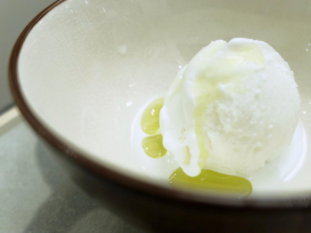 Galleria fotografica






La nostra cena negli scatti di Tanio Liotta. S'inizia con una digressione extra-pugliese, Ostrica al Bloody Mary, brunoise di sedano, olio Muraglia al sedano









Pomodorino di pane raffermo, rucola, sale Maldon e terra di spinacio









Buonissima la Carota fritta, spuma di ricotta forte, pomodoro demi-sec









Carapace di gambero fritto, maionese di capperi. Goloso









Pancia di maiale, jus di vitello, patata al burro. La carne è deliziosa, garantisce Varvara









Un gran piatto: Rotolo di branzino, burrata, lime e olio Muraglia al limone









Triglia, melanzana arrostita e spuma di ricotta forte: suadente e piena









I due primi piatti sono da sballo: Spaghettoni Monograno Felicetti, aglio olio peperoncino, sedano, calamaretti spillo e ricci di mare. «Unisco due piatti tradizionali - spiega lo chef - Da una parte la classica pasta aop, dall'altra una coi frutti di mare»









Stesso discorso anche per Cavatelli fatti a mano, cozze, gambero rosso crudo e cotto, spuma di fave, cime di rapa e cipolla rossa d'Acquaviva, sintesi tra la classica Fave e cicoria (qui ci sono al loro posto le cime di rapa ripassate) e un primo di pasta









Guancia di manzo, cicoria amara, jus di manzo al miele, finocchietto. La guancia è ovviamente dei fratelli Michele e Vincenzo Varvara, viene cotta 12 ore. La cicoria è cotta in padella con aglio, olio e peperoncino






