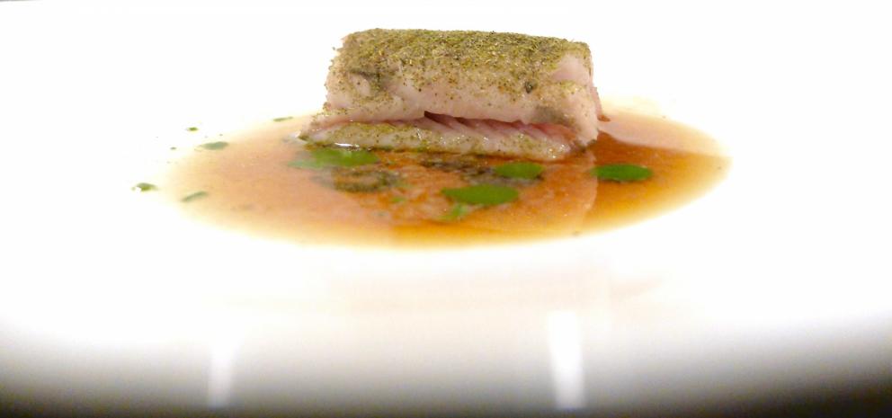 Galleria fotografica






La nostra cena al Materia di Cernobbio (Co). Testi di Carlo Passera, foto di Tanio Liotta. Si inizia con Aceto di petali di rose, brodo di cipolle scottate









Tartelletta allo yogurt, olio all'aneto e cetrioli sottaceto









Cialda di pane, maionese di levistico, mela sottaceto, foglie di cerfoglio









Cialda di avena e birra, barbabietola, polvere di levistico e olio al carbone









Finto midollo di sedano rapa: orzo, rapanello marinato, crema di sedano rapa, olio di prezzemolo e foglie di carota selvatica









Trota salmonata marinata, rafano, kiwi fermentato e brodo freddo di mela: la pelle della trota è bruciata, il brodo è come un dashi, solo che il succo di mela è al posto dell'acqua









Tartare di Fassona, sedano croccante, spuma di sedano, purea di aglio nero, scalogno marinato nella birra, ribes in aceto di lamponi, sambuco in aceto di mele









Insalata di cavolo rosso, midollo affumicato, caviale e latte di mandorla amara: il caviale è Beluga, poi pimpinella e dragoncello 









Lingua di vitello, barbabietola, ribes e shiso









Lumache e nervetti glassati, siero di yogurt e gin, latte di nocciole, olio di finocchietto selvatico









Raviolo di caprino e mostarda, estratto di cavolo nero, succo di pepe di Sarawak









Tortelli di animelle di vitello, tè nero e brodo di pollo allo yuzu









Risotto con elicriso, olivello spinoso e bergamotto






