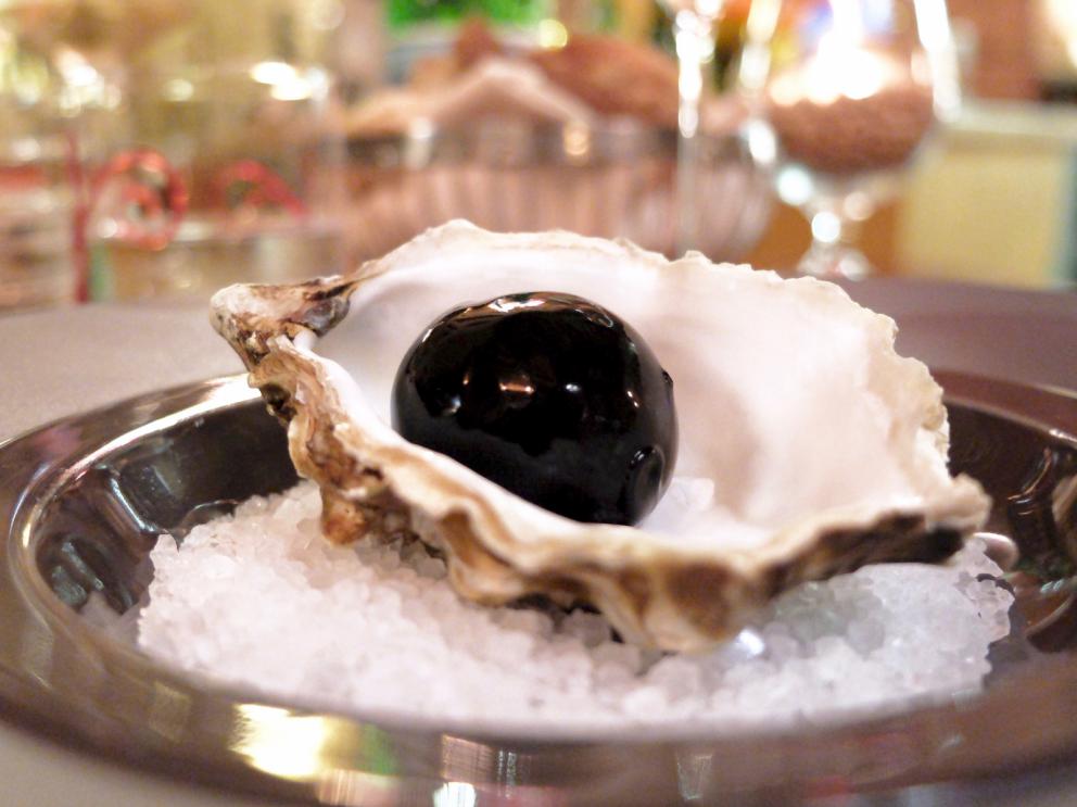 Photogallery






Our dinner at Cum Quibus in San Gimignano, portrayed by Tanio Liotta. We start with Fake green olive, garlic, oil and chilli pepper, olive crumble 









Mezzovo®: egg yolk, soffice di pecorino di Pienza, truffle, a classic by Sparacino. It’s even a trademark...






