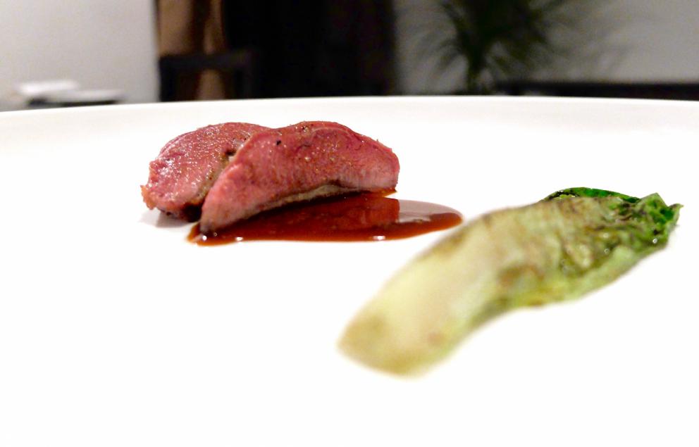 Galleria fotografica






La nostra cena al Materia di Cernobbio (Co). Testi di Carlo Passera, foto di Tanio Liotta. Si inizia con Aceto di petali di rose, brodo di cipolle scottate









Tartelletta allo yogurt, olio all'aneto e cetrioli sottaceto









Cialda di pane, maionese di levistico, mela sottaceto, foglie di cerfoglio









Cialda di avena e birra, barbabietola, polvere di levistico e olio al carbone









Finto midollo di sedano rapa: orzo, rapanello marinato, crema di sedano rapa, olio di prezzemolo e foglie di carota selvatica









Trota salmonata marinata, rafano, kiwi fermentato e brodo freddo di mela: la pelle della trota è bruciata, il brodo è come un dashi, solo che il succo di mela è al posto dell'acqua









Tartare di Fassona, sedano croccante, spuma di sedano, purea di aglio nero, scalogno marinato nella birra, ribes in aceto di lamponi, sambuco in aceto di mele









Insalata di cavolo rosso, midollo affumicato, caviale e latte di mandorla amara: il caviale è Beluga, poi pimpinella e dragoncello 









Lingua di vitello, barbabietola, ribes e shiso









Lumache e nervetti glassati, siero di yogurt e gin, latte di nocciole, olio di finocchietto selvatico









Raviolo di caprino e mostarda, estratto di cavolo nero, succo di pepe di Sarawak









Tortelli di animelle di vitello, tè nero e brodo di pollo allo yuzu









Risotto con elicriso, olivello spinoso e bergamotto









Salmerino, polvere e foglie di castagno, emulsione di erbe, brodo di licheni e aceto di ciliege






