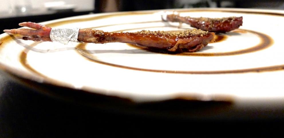 Galleria fotografica






La nostra cena al Materia di Cernobbio (Co). Testi di Carlo Passera, foto di Tanio Liotta. Si inizia con Aceto di petali di rose, brodo di cipolle scottate









Tartelletta allo yogurt, olio all'aneto e cetrioli sottaceto









Cialda di pane, maionese di levistico, mela sottaceto, foglie di cerfoglio









Cialda di avena e birra, barbabietola, polvere di levistico e olio al carbone









Finto midollo di sedano rapa: orzo, rapanello marinato, crema di sedano rapa, olio di prezzemolo e foglie di carota selvatica









Trota salmonata marinata, rafano, kiwi fermentato e brodo freddo di mela: la pelle della trota è bruciata, il brodo è come un dashi, solo che il succo di mela è al posto dell'acqua









Tartare di Fassona, sedano croccante, spuma di sedano, purea di aglio nero, scalogno marinato nella birra, ribes in aceto di lamponi, sambuco in aceto di mele









Insalata di cavolo rosso, midollo affumicato, caviale e latte di mandorla amara: il caviale è Beluga, poi pimpinella e dragoncello 









Lingua di vitello, barbabietola, ribes e shiso









Lumache e nervetti glassati, siero di yogurt e gin, latte di nocciole, olio di finocchietto selvatico









Raviolo di caprino e mostarda, estratto di cavolo nero, succo di pepe di Sarawak









Tortelli di animelle di vitello, tè nero e brodo di pollo allo yuzu









Risotto con elicriso, olivello spinoso e bergamotto









Salmerino, polvere e foglie di castagno, emulsione di erbe, brodo di licheni e aceto di ciliege









Piccione dell'azienda agricola Moncucco: il petto con saba, lattuga bruciata, fiori e salsa di sambuco, polvere e radice di polipodio, una sorta di felce con sentori di liquirizia






