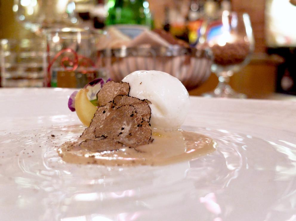 Photogallery






Our dinner at Cum Quibus in San Gimignano, portrayed by Tanio Liotta. We start with Fake green olive, garlic, oil and chilli pepper, olive crumble 









Mezzovo®: egg yolk, soffice di pecorino di Pienza, truffle, a classic by Sparacino. It’s even a trademark...









Pearl of liver with squid ink. Very good and persistent









Pizza liquida: mousse of bread, tomato, anchovies, oregano









Squid, panzanella, Parmigiano, basil, balsamic vinegar. The squid is seared, filled with panzanella, plus tomato jus, drops of balsamic vinegar, a wafer of Parmigiano and both fresh and fried basil






