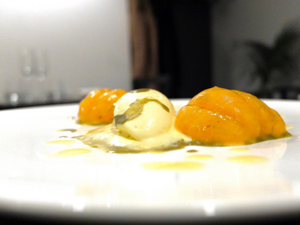 Galleria fotografica






La nostra cena al Materia di Cernobbio (Co). Testi di Carlo Passera, foto di Tanio Liotta. Si inizia con Aceto di petali di rose, brodo di cipolle scottate









Tartelletta allo yogurt, olio all'aneto e cetrioli sottaceto









Cialda di pane, maionese di levistico, mela sottaceto, foglie di cerfoglio









Cialda di avena e birra, barbabietola, polvere di levistico e olio al carbone









Finto midollo di sedano rapa: orzo, rapanello marinato, crema di sedano rapa, olio di prezzemolo e foglie di carota selvatica









Trota salmonata marinata, rafano, kiwi fermentato e brodo freddo di mela: la pelle della trota è bruciata, il brodo è come un dashi, solo che il succo di mela è al posto dell'acqua









Tartare di Fassona, sedano croccante, spuma di sedano, purea di aglio nero, scalogno marinato nella birra, ribes in aceto di lamponi, sambuco in aceto di mele









Insalata di cavolo rosso, midollo affumicato, caviale e latte di mandorla amara: il caviale è Beluga, poi pimpinella e dragoncello 









Lingua di vitello, barbabietola, ribes e shiso









Lumache e nervetti glassati, siero di yogurt e gin, latte di nocciole, olio di finocchietto selvatico









Raviolo di caprino e mostarda, estratto di cavolo nero, succo di pepe di Sarawak









Tortelli di animelle di vitello, tè nero e brodo di pollo allo yuzu









Risotto con elicriso, olivello spinoso e bergamotto









Salmerino, polvere e foglie di castagno, emulsione di erbe, brodo di licheni e aceto di ciliege









Piccione dell'azienda agricola Moncucco: il petto con saba, lattuga bruciata, fiori e salsa di sambuco, polvere e radice di polipodio, una sorta di felce con sentori di liquirizia









Lo stesso piccione: coscette laccate alle spezie









Sorbetto di pelargonium e spuma al fieno 






