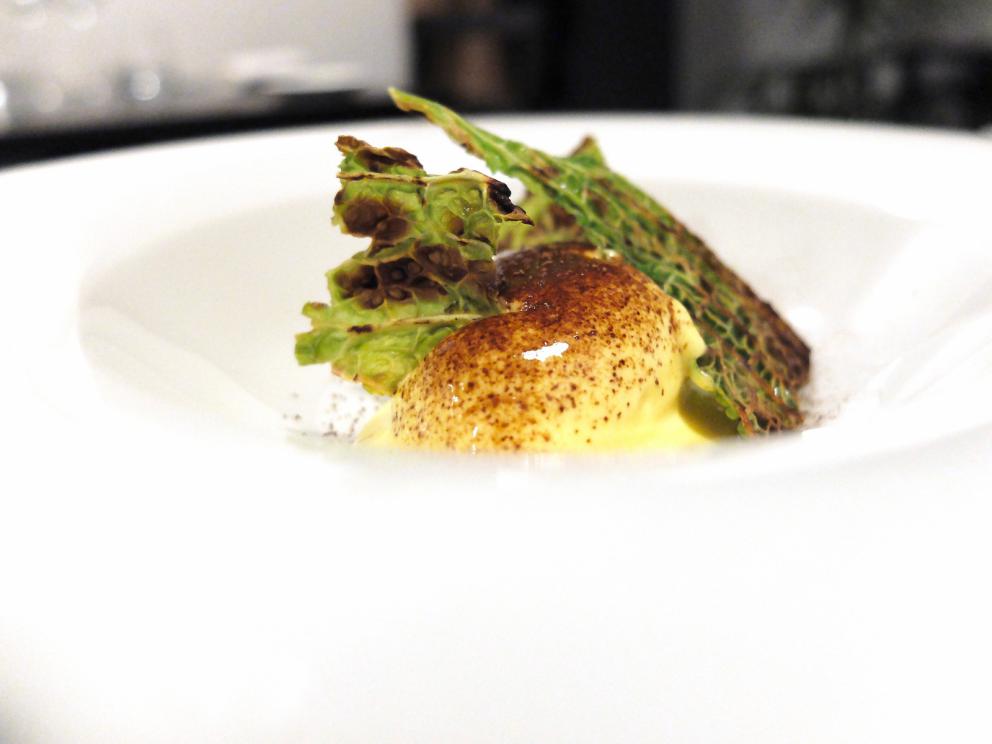 Galleria fotografica






La nostra cena al Materia di Cernobbio (Co). Testi di Carlo Passera, foto di Tanio Liotta. Si inizia con Aceto di petali di rose, brodo di cipolle scottate









Tartelletta allo yogurt, olio all'aneto e cetrioli sottaceto









Cialda di pane, maionese di levistico, mela sottaceto, foglie di cerfoglio









Cialda di avena e birra, barbabietola, polvere di levistico e olio al carbone









Finto midollo di sedano rapa: orzo, rapanello marinato, crema di sedano rapa, olio di prezzemolo e foglie di carota selvatica









Trota salmonata marinata, rafano, kiwi fermentato e brodo freddo di mela: la pelle della trota è bruciata, il brodo è come un dashi, solo che il succo di mela è al posto dell'acqua









Tartare di Fassona, sedano croccante, spuma di sedano, purea di aglio nero, scalogno marinato nella birra, ribes in aceto di lamponi, sambuco in aceto di mele









Insalata di cavolo rosso, midollo affumicato, caviale e latte di mandorla amara: il caviale è Beluga, poi pimpinella e dragoncello 









Lingua di vitello, barbabietola, ribes e shiso









Lumache e nervetti glassati, siero di yogurt e gin, latte di nocciole, olio di finocchietto selvatico









Raviolo di caprino e mostarda, estratto di cavolo nero, succo di pepe di Sarawak









Tortelli di animelle di vitello, tè nero e brodo di pollo allo yuzu









Risotto con elicriso, olivello spinoso e bergamotto









Salmerino, polvere e foglie di castagno, emulsione di erbe, brodo di licheni e aceto di ciliege









Piccione dell'azienda agricola Moncucco: il petto con saba, lattuga bruciata, fiori e salsa di sambuco, polvere e radice di polipodio, una sorta di felce con sentori di liquirizia









Lo stesso piccione: coscette laccate alle spezie









Sorbetto di pelargonium e spuma al fieno 









Gelato alla birra, estratto di eucalipto ed emulsione di mandarino






