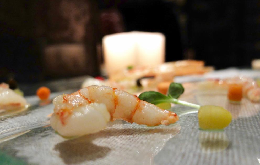 Galleria fotograficaLo staff dell'Iyo&nbsp;"orfano" di&nbsp;Haruo Ichikawa: da sinistra&nbsp;Masaki Okada, Matteo Ghiringhelli, Claudia Del Frate&nbsp;e&nbsp;Michele Biassoni
La nostra cena nelle foto di Tanio Liotta: appetizer
Alice Temaki: alice marinata nell'aceto di riso e yuzu, ricotta di bufala al wasabi fresco, spinacino novello, polvere di kombu e tobiko
