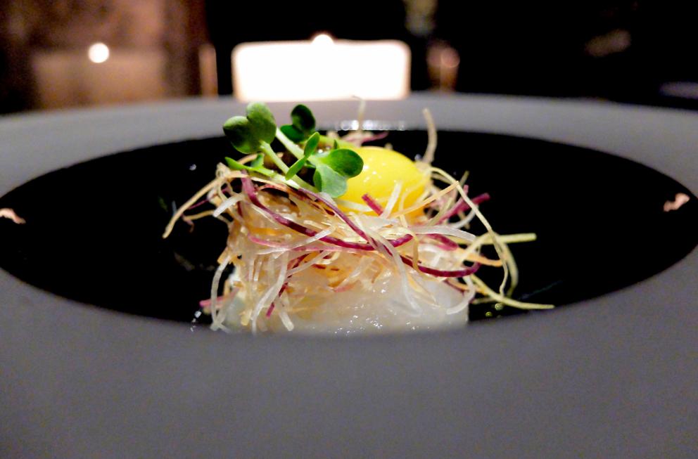 Galleria fotograficaLo staff dell'Iyo&nbsp;"orfano" di&nbsp;Haruo Ichikawa: da sinistra&nbsp;Masaki Okada, Matteo Ghiringhelli, Claudia Del Frate&nbsp;e&nbsp;Michele Biassoni
La nostra cena nelle foto di Tanio Liotta: appetizer
Alice Temaki: alice marinata nell'aceto di riso e yuzu, ricotta di bufala al wasabi fresco, spinacino novello, polvere di kombu e tobiko
Bufferfly Ebi: gambero viola di Sant'Antioco scottato in padella, carote multicolore marinate nel dashi e aceto di riso, estrazione di carota gialla, zenzero e sancho fresco, cappero di pantelleria candito
