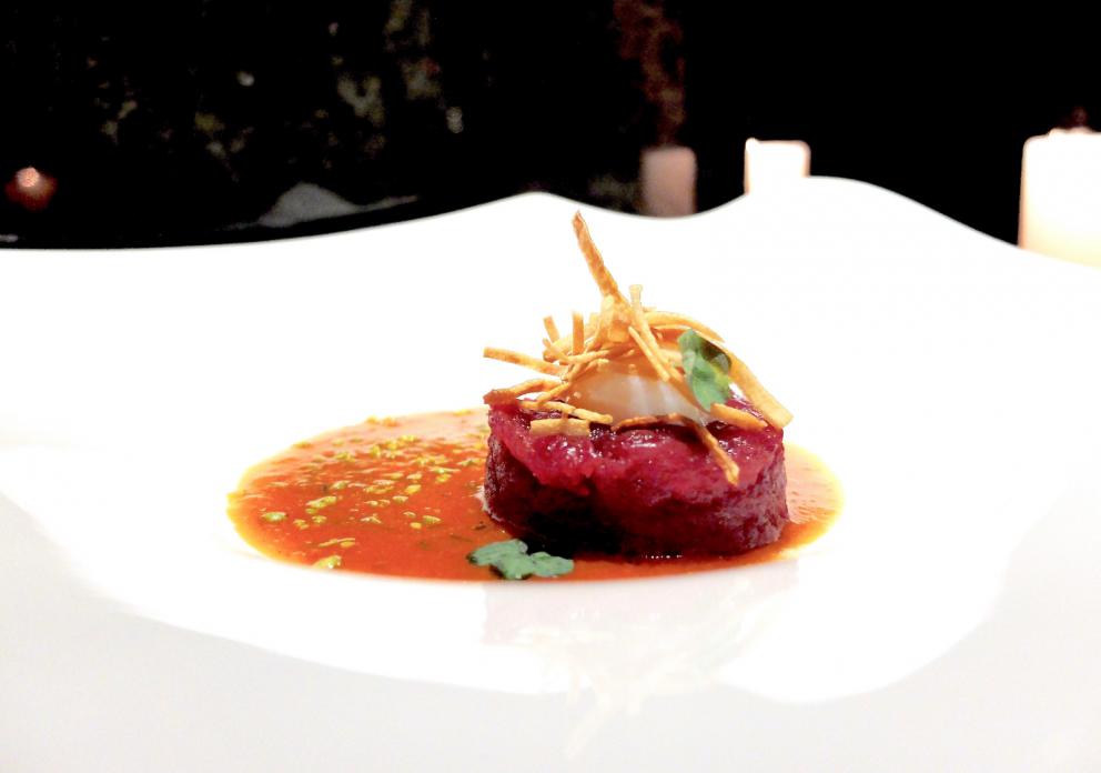 Galleria fotograficaLo staff dell'Iyo&nbsp;"orfano" di&nbsp;Haruo Ichikawa: da sinistra&nbsp;Masaki Okada, Matteo Ghiringhelli, Claudia Del Frate&nbsp;e&nbsp;Michele Biassoni
La nostra cena nelle foto di Tanio Liotta: appetizer
Alice Temaki: alice marinata nell'aceto di riso e yuzu, ricotta di bufala al wasabi fresco, spinacino novello, polvere di kombu e tobiko
Bufferfly Ebi: gambero viola di Sant'Antioco scottato in padella, carote multicolore marinate nel dashi e aceto di riso, estrazione di carota gialla, zenzero e sancho fresco, cappero di pantelleria candito
Ika somen:&nbsp;crudo di calamaro sfrangiato, caviale Kaluga Amur, verdure croccanti, uovo di quaglia e salsa soba dashi
