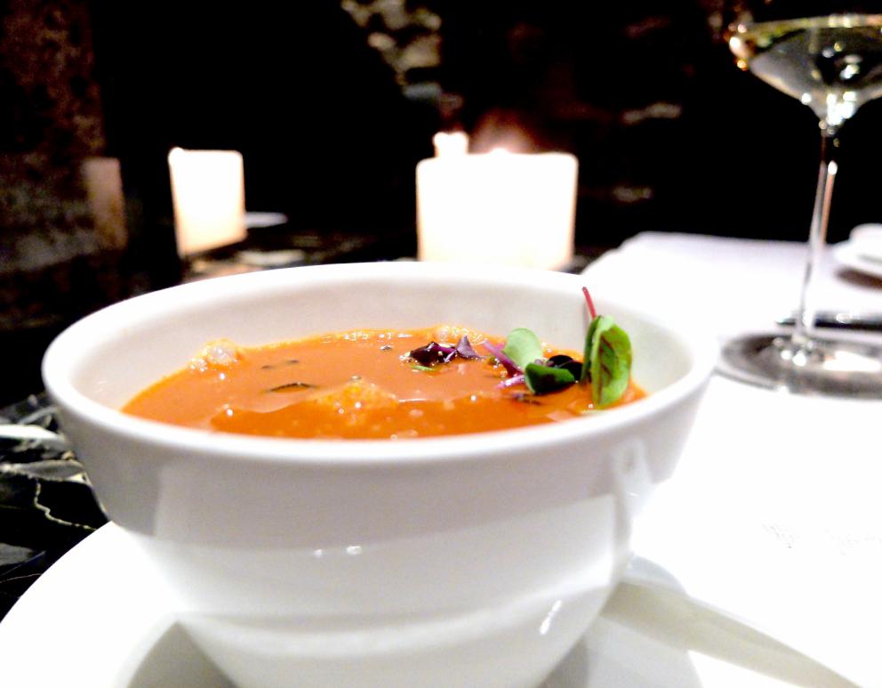 Galleria fotograficaLo staff dell'Iyo&nbsp;"orfano" di&nbsp;Haruo Ichikawa: da sinistra&nbsp;Masaki Okada, Matteo Ghiringhelli, Claudia Del Frate&nbsp;e&nbsp;Michele Biassoni
La nostra cena nelle foto di Tanio Liotta: appetizer
Alice Temaki: alice marinata nell'aceto di riso e yuzu, ricotta di bufala al wasabi fresco, spinacino novello, polvere di kombu e tobiko
Bufferfly Ebi: gambero viola di Sant'Antioco scottato in padella, carote multicolore marinate nel dashi e aceto di riso, estrazione di carota gialla, zenzero e sancho fresco, cappero di pantelleria candito
Ika somen:&nbsp;crudo di calamaro sfrangiato, caviale Kaluga Amur, verdure croccanti, uovo di quaglia e salsa soba dashi
Tartare 2.0: tonno rosso, topinambur, pistacchio di Bronte e pomodoro
