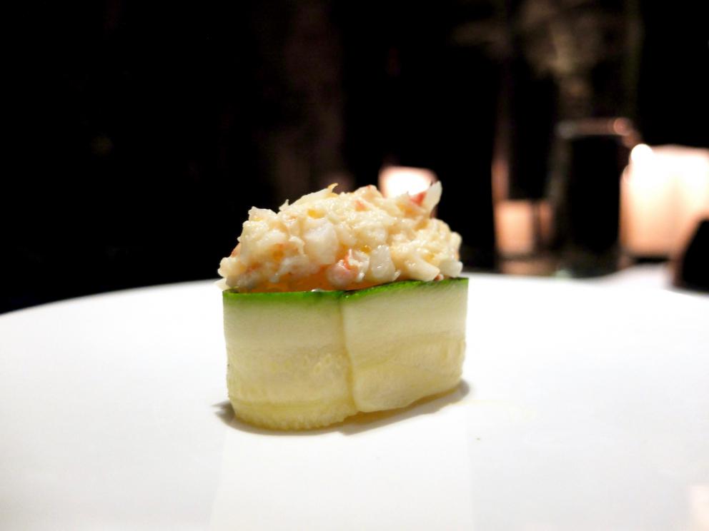 Galleria fotograficaLo staff dell'Iyo&nbsp;"orfano" di&nbsp;Haruo Ichikawa: da sinistra&nbsp;Masaki Okada, Matteo Ghiringhelli, Claudia Del Frate&nbsp;e&nbsp;Michele Biassoni
La nostra cena nelle foto di Tanio Liotta: appetizer
Alice Temaki: alice marinata nell'aceto di riso e yuzu, ricotta di bufala al wasabi fresco, spinacino novello, polvere di kombu e tobiko
Bufferfly Ebi: gambero viola di Sant'Antioco scottato in padella, carote multicolore marinate nel dashi e aceto di riso, estrazione di carota gialla, zenzero e sancho fresco, cappero di pantelleria candito
Ika somen:&nbsp;crudo di calamaro sfrangiato, caviale Kaluga Amur, verdure croccanti, uovo di quaglia e salsa soba dashi
Tartare 2.0: tonno rosso, topinambur, pistacchio di Bronte e pomodoro
Mi-so sbagliato: zuppa di crostacei e miso rossa, asparago di mare, tofu e nocciola tonda gentile
