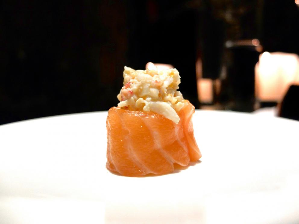 Galleria fotograficaLo staff dell'Iyo&nbsp;"orfano" di&nbsp;Haruo Ichikawa: da sinistra&nbsp;Masaki Okada, Matteo Ghiringhelli, Claudia Del Frate&nbsp;e&nbsp;Michele Biassoni
La nostra cena nelle foto di Tanio Liotta: appetizer
Alice Temaki: alice marinata nell'aceto di riso e yuzu, ricotta di bufala al wasabi fresco, spinacino novello, polvere di kombu e tobiko
Bufferfly Ebi: gambero viola di Sant'Antioco scottato in padella, carote multicolore marinate nel dashi e aceto di riso, estrazione di carota gialla, zenzero e sancho fresco, cappero di pantelleria candito
Ika somen:&nbsp;crudo di calamaro sfrangiato, caviale Kaluga Amur, verdure croccanti, uovo di quaglia e salsa soba dashi
Tartare 2.0: tonno rosso, topinambur, pistacchio di Bronte e pomodoro
Mi-so sbagliato: zuppa di crostacei e miso rossa, asparago di mare, tofu e nocciola tonda gentile
Gunkan 1: zucchina scottata e tartare di gamberi
