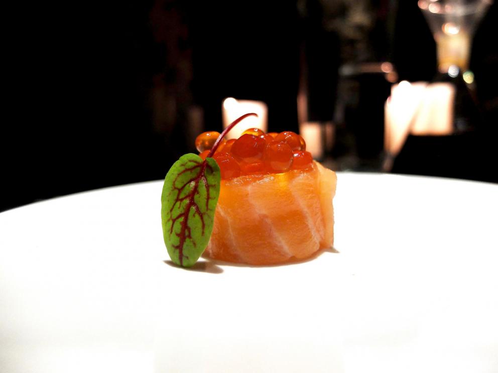 Galleria fotograficaLo staff dell'Iyo&nbsp;"orfano" di&nbsp;Haruo Ichikawa: da sinistra&nbsp;Masaki Okada, Matteo Ghiringhelli, Claudia Del Frate&nbsp;e&nbsp;Michele Biassoni
La nostra cena nelle foto di Tanio Liotta: appetizer
Alice Temaki: alice marinata nell'aceto di riso e yuzu, ricotta di bufala al wasabi fresco, spinacino novello, polvere di kombu e tobiko
Bufferfly Ebi: gambero viola di Sant'Antioco scottato in padella, carote multicolore marinate nel dashi e aceto di riso, estrazione di carota gialla, zenzero e sancho fresco, cappero di pantelleria candito
Ika somen:&nbsp;crudo di calamaro sfrangiato, caviale Kaluga Amur, verdure croccanti, uovo di quaglia e salsa soba dashi
Tartare 2.0: tonno rosso, topinambur, pistacchio di Bronte e pomodoro
Mi-so sbagliato: zuppa di crostacei e miso rossa, asparago di mare, tofu e nocciola tonda gentile
Gunkan 1: zucchina scottata e tartare di gamberi
Gunkan 2, ovvero&nbsp;Sake granchio:&nbsp;salmone, granchio reale, maionese e tobiko&nbsp;
