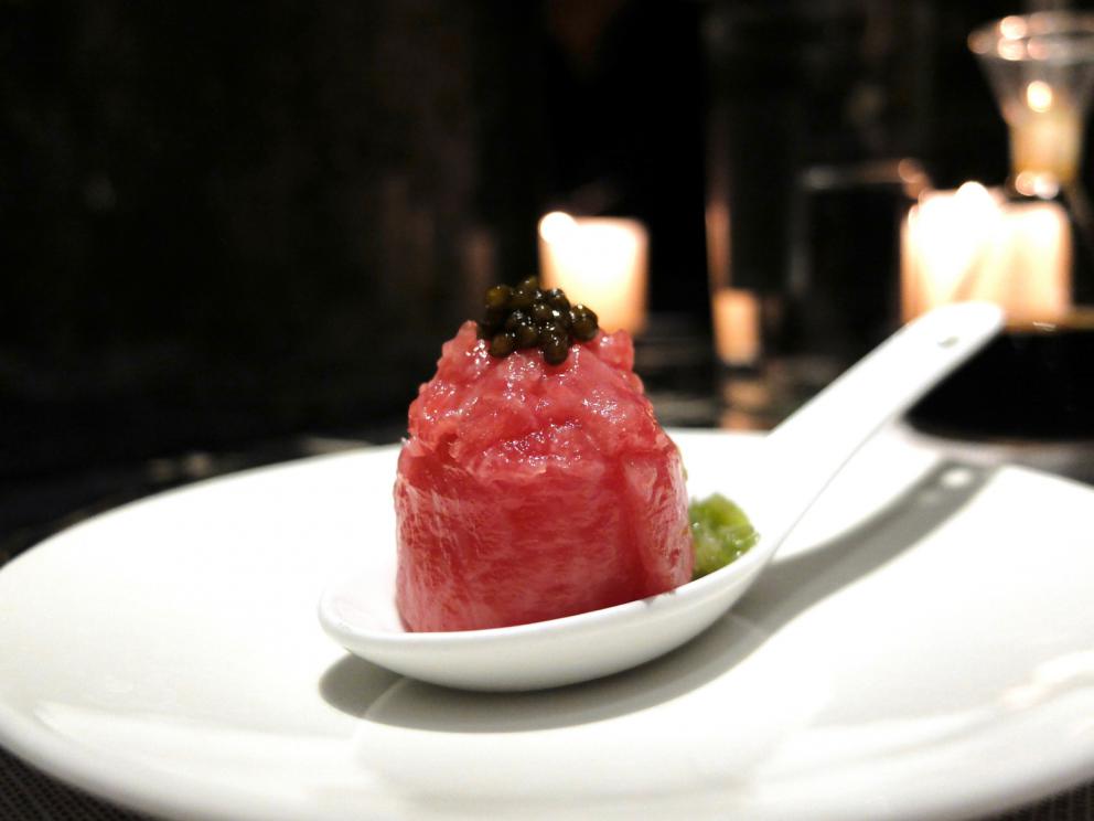 Galleria fotograficaLo staff dell'Iyo&nbsp;"orfano" di&nbsp;Haruo Ichikawa: da sinistra&nbsp;Masaki Okada, Matteo Ghiringhelli, Claudia Del Frate&nbsp;e&nbsp;Michele Biassoni
La nostra cena nelle foto di Tanio Liotta: appetizer
Alice Temaki: alice marinata nell'aceto di riso e yuzu, ricotta di bufala al wasabi fresco, spinacino novello, polvere di kombu e tobiko
Bufferfly Ebi: gambero viola di Sant'Antioco scottato in padella, carote multicolore marinate nel dashi e aceto di riso, estrazione di carota gialla, zenzero e sancho fresco, cappero di pantelleria candito
Ika somen:&nbsp;crudo di calamaro sfrangiato, caviale Kaluga Amur, verdure croccanti, uovo di quaglia e salsa soba dashi
Tartare 2.0: tonno rosso, topinambur, pistacchio di Bronte e pomodoro
Mi-so sbagliato: zuppa di crostacei e miso rossa, asparago di mare, tofu e nocciola tonda gentile
Gunkan 1: zucchina scottata e tartare di gamberi
Gunkan 2, ovvero&nbsp;Sake granchio:&nbsp;salmone, granchio reale, maionese e tobiko&nbsp;
Gunkan 3, ovvero&nbsp;Sake ikura: salmone e uova di salmone&nbsp;
Gunkan 4, ovvero&nbsp;Rose:&nbsp;ricciola, scampo, avocado, tobiko, maionese e salsa piccante&nbsp;
