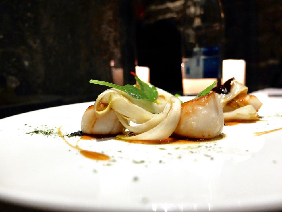 Galleria fotograficaLo staff dell'Iyo&nbsp;"orfano" di&nbsp;Haruo Ichikawa: da sinistra&nbsp;Masaki Okada, Matteo Ghiringhelli, Claudia Del Frate&nbsp;e&nbsp;Michele Biassoni
La nostra cena nelle foto di Tanio Liotta: appetizer
Alice Temaki: alice marinata nell'aceto di riso e yuzu, ricotta di bufala al wasabi fresco, spinacino novello, polvere di kombu e tobiko
Bufferfly Ebi: gambero viola di Sant'Antioco scottato in padella, carote multicolore marinate nel dashi e aceto di riso, estrazione di carota gialla, zenzero e sancho fresco, cappero di pantelleria candito
Ika somen:&nbsp;crudo di calamaro sfrangiato, caviale Kaluga Amur, verdure croccanti, uovo di quaglia e salsa soba dashi
Tartare 2.0: tonno rosso, topinambur, pistacchio di Bronte e pomodoro
Mi-so sbagliato: zuppa di crostacei e miso rossa, asparago di mare, tofu e nocciola tonda gentile
Gunkan 1: zucchina scottata e tartare di gamberi
Gunkan 2, ovvero&nbsp;Sake granchio:&nbsp;salmone, granchio reale, maionese e tobiko&nbsp;
Gunkan 3, ovvero&nbsp;Sake ikura: salmone e uova di salmone&nbsp;
Gunkan 4, ovvero&nbsp;Rose:&nbsp;ricciola, scampo, avocado, tobiko, maionese e salsa piccante&nbsp;
Gunkan 5, ovvero&nbsp;Toro out:&nbsp;ventresca di tonno con caviale &ldquo;Kaluga Amur&rdquo;
