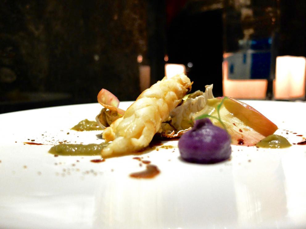 Galleria fotograficaLo staff dell'Iyo&nbsp;"orfano" di&nbsp;Haruo Ichikawa: da sinistra&nbsp;Masaki Okada, Matteo Ghiringhelli, Claudia Del Frate&nbsp;e&nbsp;Michele Biassoni
La nostra cena nelle foto di Tanio Liotta: appetizer
Alice Temaki: alice marinata nell'aceto di riso e yuzu, ricotta di bufala al wasabi fresco, spinacino novello, polvere di kombu e tobiko
Bufferfly Ebi: gambero viola di Sant'Antioco scottato in padella, carote multicolore marinate nel dashi e aceto di riso, estrazione di carota gialla, zenzero e sancho fresco, cappero di pantelleria candito
Ika somen:&nbsp;crudo di calamaro sfrangiato, caviale Kaluga Amur, verdure croccanti, uovo di quaglia e salsa soba dashi
Tartare 2.0: tonno rosso, topinambur, pistacchio di Bronte e pomodoro
Mi-so sbagliato: zuppa di crostacei e miso rossa, asparago di mare, tofu e nocciola tonda gentile
Gunkan 1: zucchina scottata e tartare di gamberi
Gunkan 2, ovvero&nbsp;Sake granchio:&nbsp;salmone, granchio reale, maionese e tobiko&nbsp;
Gunkan 3, ovvero&nbsp;Sake ikura: salmone e uova di salmone&nbsp;
Gunkan 4, ovvero&nbsp;Rose:&nbsp;ricciola, scampo, avocado, tobiko, maionese e salsa piccante&nbsp;
Gunkan 5, ovvero&nbsp;Toro out:&nbsp;ventresca di tonno con caviale &ldquo;Kaluga Amur&rdquo;
Hotate teriyaki:&nbsp;noci di capesante della Normandia scottate, indivia caramellata al mirin, aglio nero e misticanza orientale
