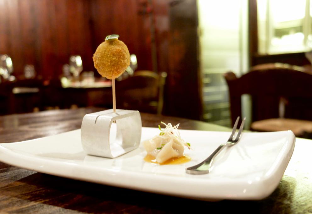 Galleria fotografica






Negli scatti di Tanio Liotta il nostro percorso al Pont de Ferr. Si inizia con gli appetizer, come questa Pasta croccante al pomodoro con pecorino e basilico e, sullo sfondo, il Macaron di rapa rossa e foie gras






