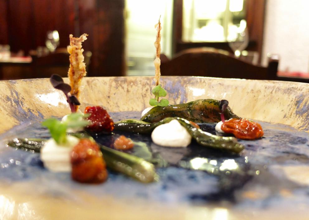 Galleria fotografica






Negli scatti di Tanio Liotta il nostro percorso al Pont de Ferr. Si inizia con gli appetizer, come questa Pasta croccante al pomodoro con pecorino e basilico e, sullo sfondo, il Macaron di rapa rossa e foie gras









Oliva all'ascolana con maionese al wasabi e Gyoza alla pasta di salame con salsa temaki (favoloso)









Sfogliatina di patate e caviale






