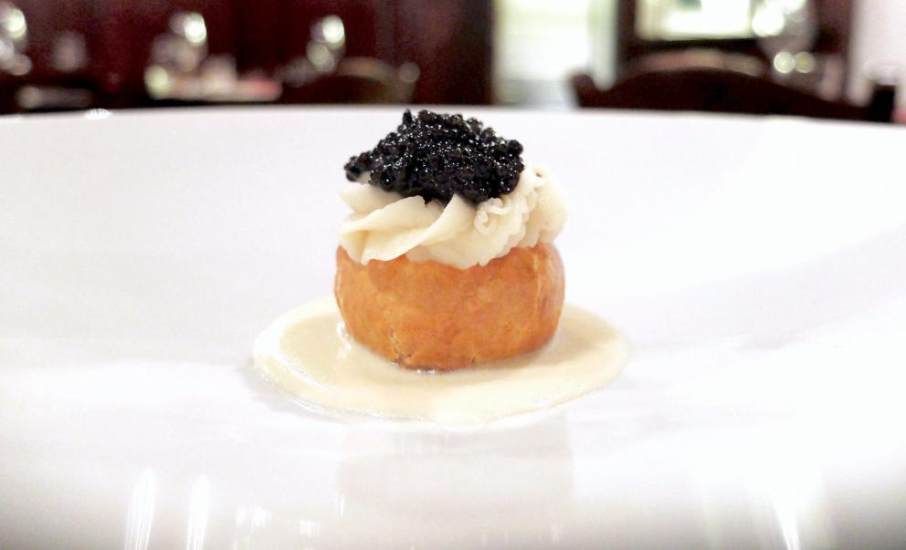 Galleria fotografica






Negli scatti di Tanio Liotta il nostro percorso al Pont de Ferr. Si inizia con gli appetizer, come questa Pasta croccante al pomodoro con pecorino e basilico e, sullo sfondo, il Macaron di rapa rossa e foie gras









Oliva all'ascolana con maionese al wasabi e Gyoza alla pasta di salame con salsa temaki (favoloso)






