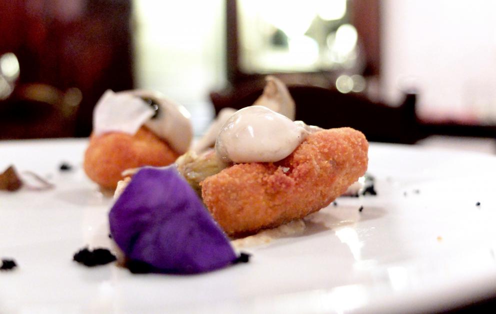 Galleria fotografica






Negli scatti di Tanio Liotta il nostro percorso al Pont de Ferr. Si inizia con gli appetizer, come questa Pasta croccante al pomodoro con pecorino e basilico e, sullo sfondo, il Macaron di rapa rossa e foie gras









Oliva all'ascolana con maionese al wasabi e Gyoza alla pasta di salame con salsa temaki (favoloso)









Sfogliatina di patate e caviale









Alici marinate al plancton, crema di umeboshi, lische in tempura, yogurt greco e pomodoro confit









Un piatto nuovo, davvero eccellente: Capesante, ostriche, gel di rabarbaro e ostriche (alla base), nocciole tostate e asparagi









Altra novità, piatto fresco ed estivo: Ceviche al mango, gelato di coriandolo, polvere di cavolo nero






