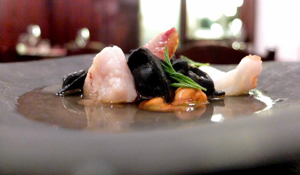 Galleria fotografica






Negli scatti di Tanio Liotta il nostro percorso al Pont de Ferr. Si inizia con gli appetizer, come questa Pasta croccante al pomodoro con pecorino e basilico e, sullo sfondo, il Macaron di rapa rossa e foie gras









Oliva all'ascolana con maionese al wasabi e Gyoza alla pasta di salame con salsa temaki (favoloso)









Sfogliatina di patate e caviale









Alici marinate al plancton, crema di umeboshi, lische in tempura, yogurt greco e pomodoro confit









Un piatto nuovo, davvero eccellente: Capesante, ostriche, gel di rabarbaro e ostriche (alla base), nocciole tostate e asparagi









Altra novità, piatto fresco ed estivo: Ceviche al mango, gelato di coriandolo, polvere di cavolo nero









Animelle, carciofi di Cabras, salsa di germogli e lenticchie






