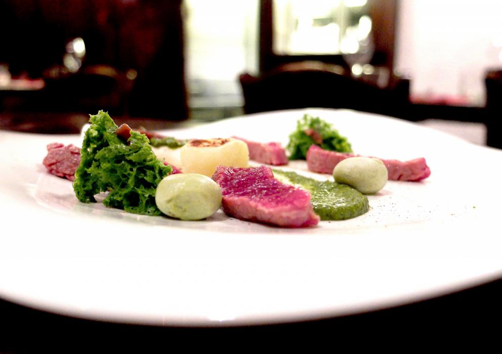 Galleria fotografica






Negli scatti di Tanio Liotta il nostro percorso al Pont de Ferr. Si inizia con gli appetizer, come questa Pasta croccante al pomodoro con pecorino e basilico e, sullo sfondo, il Macaron di rapa rossa e foie gras









Oliva all'ascolana con maionese al wasabi e Gyoza alla pasta di salame con salsa temaki (favoloso)









Sfogliatina di patate e caviale









Alici marinate al plancton, crema di umeboshi, lische in tempura, yogurt greco e pomodoro confit









Un piatto nuovo, davvero eccellente: Capesante, ostriche, gel di rabarbaro e ostriche (alla base), nocciole tostate e asparagi









Altra novità, piatto fresco ed estivo: Ceviche al mango, gelato di coriandolo, polvere di cavolo nero









Animelle, carciofi di Cabras, salsa di germogli e lenticchie









Ravioli di brodetto con crostacei, pesci di scoglio, consommé di scampi e acqua di mare al cardamomo









Centrolofo fermentato al cavolo viola, somen, ribes fermentato, alghe, bottarga









Tortelli di pesto su carpaccio di manzo affumicato, lumache di vigna, pinoli, salsa di zenzero e olive, timo









Il Mare in Insalata, piatto memorabile: pesci di mare (gallinella, scorfano), gamberi, calamari, ricci, erbe di campo e alghe in tempura









Altro grandissimo piatto: Risotto con lumache di bosco e bottarga di gallina, mantecato ai porri









Originalissimo il Piccione al cocco, foie gras, salsa al latte di mandorle. lenticchie e mandorle ricoperte di cioccolato fondente, equilibrio esatto tra sapidità e dolcezza






