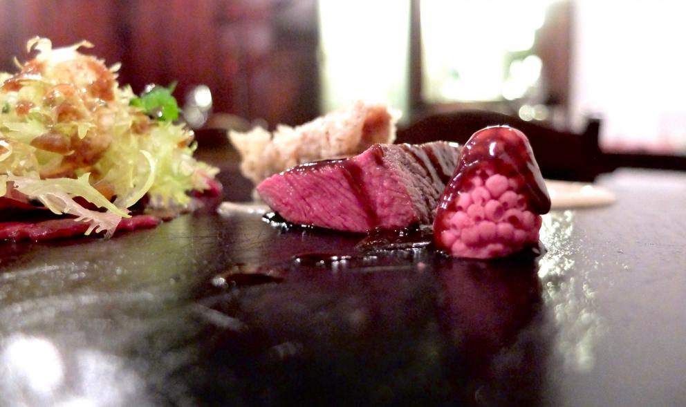 Galleria fotografica






Negli scatti di Tanio Liotta il nostro percorso al Pont de Ferr. Si inizia con gli appetizer, come questa Pasta croccante al pomodoro con pecorino e basilico e, sullo sfondo, il Macaron di rapa rossa e foie gras









Oliva all'ascolana con maionese al wasabi e Gyoza alla pasta di salame con salsa temaki (favoloso)









Sfogliatina di patate e caviale









Alici marinate al plancton, crema di umeboshi, lische in tempura, yogurt greco e pomodoro confit









Un piatto nuovo, davvero eccellente: Capesante, ostriche, gel di rabarbaro e ostriche (alla base), nocciole tostate e asparagi









Altra novità, piatto fresco ed estivo: Ceviche al mango, gelato di coriandolo, polvere di cavolo nero









Animelle, carciofi di Cabras, salsa di germogli e lenticchie









Ravioli di brodetto con crostacei, pesci di scoglio, consommé di scampi e acqua di mare al cardamomo









Centrolofo fermentato al cavolo viola, somen, ribes fermentato, alghe, bottarga









Tortelli di pesto su carpaccio di manzo affumicato, lumache di vigna, pinoli, salsa di zenzero e olive, timo









Il Mare in Insalata, piatto memorabile: pesci di mare (gallinella, scorfano), gamberi, calamari, ricci, erbe di campo e alghe in tempura









Altro grandissimo piatto: Risotto con lumache di bosco e bottarga di gallina, mantecato ai porri









Originalissimo il Piccione al cocco, foie gras, salsa al latte di mandorle. lenticchie e mandorle ricoperte di cioccolato fondente, equilibrio esatto tra sapidità e dolcezza









Carrè d'agnello, allevato alla stato brado, lasciato rosato, con pane alla menta, crema di pecorino e granita al profumo di gin






