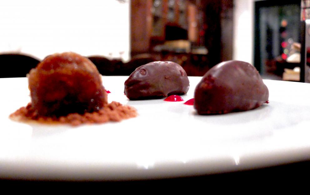 Galleria fotografica






Negli scatti di Tanio Liotta il nostro percorso al Pont de Ferr. Si inizia con gli appetizer, come questa Pasta croccante al pomodoro con pecorino e basilico e, sullo sfondo, il Macaron di rapa rossa e foie gras









Oliva all'ascolana con maionese al wasabi e Gyoza alla pasta di salame con salsa temaki (favoloso)









Sfogliatina di patate e caviale









Alici marinate al plancton, crema di umeboshi, lische in tempura, yogurt greco e pomodoro confit









Un piatto nuovo, davvero eccellente: Capesante, ostriche, gel di rabarbaro e ostriche (alla base), nocciole tostate e asparagi









Altra novità, piatto fresco ed estivo: Ceviche al mango, gelato di coriandolo, polvere di cavolo nero









Animelle, carciofi di Cabras, salsa di germogli e lenticchie









Ravioli di brodetto con crostacei, pesci di scoglio, consommé di scampi e acqua di mare al cardamomo









Centrolofo fermentato al cavolo viola, somen, ribes fermentato, alghe, bottarga









Tortelli di pesto su carpaccio di manzo affumicato, lumache di vigna, pinoli, salsa di zenzero e olive, timo









Il Mare in Insalata, piatto memorabile: pesci di mare (gallinella, scorfano), gamberi, calamari, ricci, erbe di campo e alghe in tempura









Altro grandissimo piatto: Risotto con lumache di bosco e bottarga di gallina, mantecato ai porri









Originalissimo il Piccione al cocco, foie gras, salsa al latte di mandorle. lenticchie e mandorle ricoperte di cioccolato fondente, equilibrio esatto tra sapidità e dolcezza









Carrè d'agnello, allevato alla stato brado, lasciato rosato, con pane alla menta, crema di pecorino e granita al profumo di gin









Filetto di cervo alla brace, crema di muggine, cialda di riso, finto midollo al lampone e midollo: buonissimo






