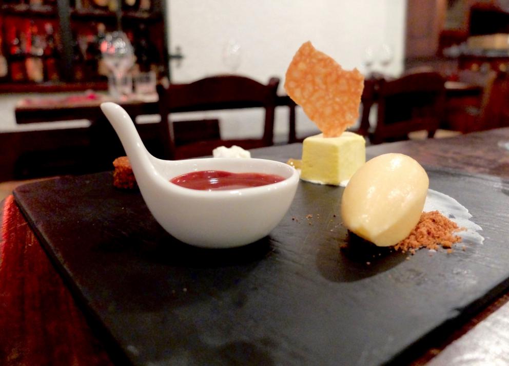 Galleria fotografica






Negli scatti di Tanio Liotta il nostro percorso al Pont de Ferr. Si inizia con gli appetizer, come questa Pasta croccante al pomodoro con pecorino e basilico e, sullo sfondo, il Macaron di rapa rossa e foie gras









Oliva all'ascolana con maionese al wasabi e Gyoza alla pasta di salame con salsa temaki (favoloso)









Sfogliatina di patate e caviale









Alici marinate al plancton, crema di umeboshi, lische in tempura, yogurt greco e pomodoro confit









Un piatto nuovo, davvero eccellente: Capesante, ostriche, gel di rabarbaro e ostriche (alla base), nocciole tostate e asparagi









Altra novità, piatto fresco ed estivo: Ceviche al mango, gelato di coriandolo, polvere di cavolo nero









Animelle, carciofi di Cabras, salsa di germogli e lenticchie









Ravioli di brodetto con crostacei, pesci di scoglio, consommé di scampi e acqua di mare al cardamomo









Centrolofo fermentato al cavolo viola, somen, ribes fermentato, alghe, bottarga









Tortelli di pesto su carpaccio di manzo affumicato, lumache di vigna, pinoli, salsa di zenzero e olive, timo









Il Mare in Insalata, piatto memorabile: pesci di mare (gallinella, scorfano), gamberi, calamari, ricci, erbe di campo e alghe in tempura









Altro grandissimo piatto: Risotto con lumache di bosco e bottarga di gallina, mantecato ai porri









Originalissimo il Piccione al cocco, foie gras, salsa al latte di mandorle. lenticchie e mandorle ricoperte di cioccolato fondente, equilibrio esatto tra sapidità e dolcezza









Carrè d'agnello, allevato alla stato brado, lasciato rosato, con pane alla menta, crema di pecorino e granita al profumo di gin









Filetto di cervo alla brace, crema di muggine, cialda di riso, finto midollo al lampone e midollo: buonissimo









Interessanti ma meno riusciti i dolci. Qui la rilettura della Sacher Torte, con salsa di lamponi, albicocca cotta nel saké e granita al caffé






