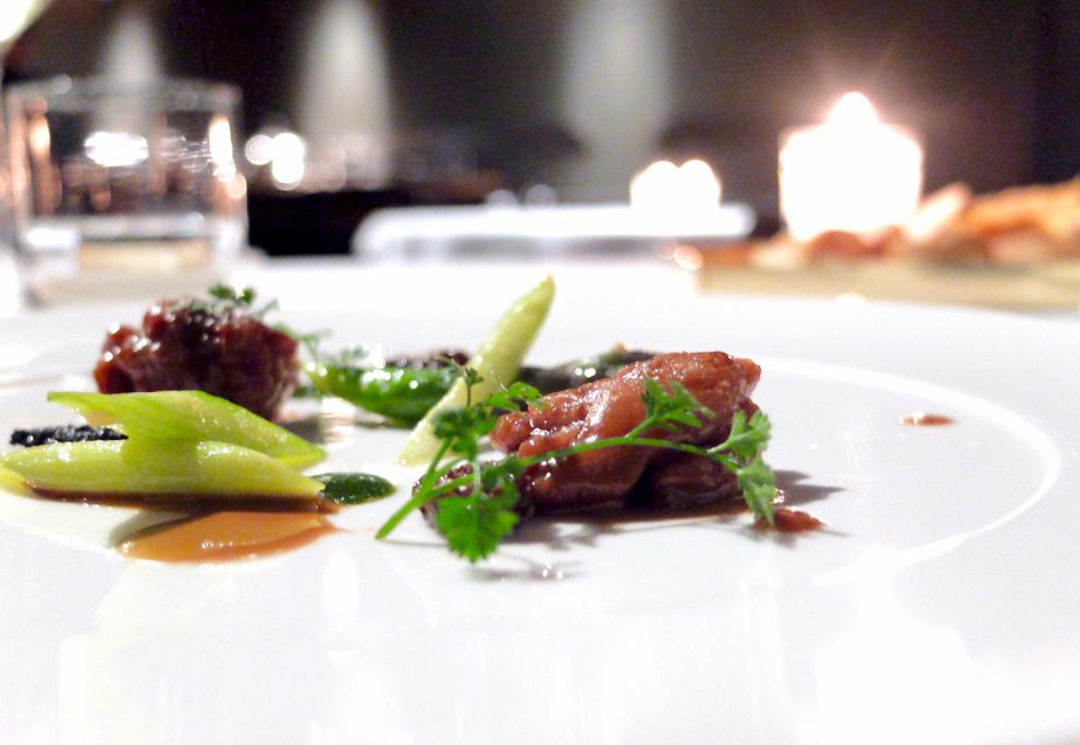 Galleria fotografica






I piatti della nostra cena, scatti di Tanio Liotta. Tartelletta di polenta, ricotta alla rucola e scaglie di grana e Schiacciata di patate, maionese al peperone, crema al peperone grigliato, salmone affumicato e avocado fresco. Bell'inizio









Tartare vegetale, caprino piccante aromatizzato all'arancia









Crema di patate di montagna, trippe di baccalà, caviale russo fresco non salato, burro al levistico: fantastico connubio di note iodate, salmastre, grasse, acide, amare, con perfetto contrappunto anche di texture e di temperatura (il burro al levistico è soffiato con l'azoto liquido)






