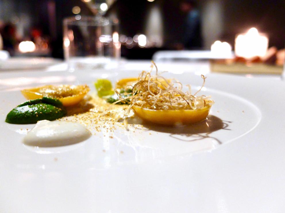 Galleria fotografica






I piatti della nostra cena, scatti di Tanio Liotta. Tartelletta di polenta, ricotta alla rucola e scaglie di grana e Schiacciata di patate, maionese al peperone, crema al peperone grigliato, salmone affumicato e avocado fresco. Bell'inizio









Tartare vegetale, caprino piccante aromatizzato all'arancia









Crema di patate di montagna, trippe di baccalà, caviale russo fresco non salato, burro al levistico: fantastico connubio di note iodate, salmastre, grasse, acide, amare, con perfetto contrappunto anche di texture e di temperatura (il burro al levistico è soffiato con l'azoto liquido)









Animelle di vitello alle nocciole, asparagi, spugnole ed estrazione di cerfoglio, golosità totale






