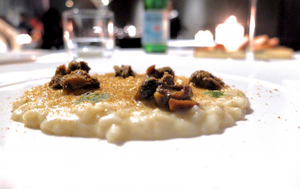 Galleria fotografica






I piatti della nostra cena, scatti di Tanio Liotta. Tartelletta di polenta, ricotta alla rucola e scaglie di grana e Schiacciata di patate, maionese al peperone, crema al peperone grigliato, salmone affumicato e avocado fresco. Bell'inizio









Tartare vegetale, caprino piccante aromatizzato all'arancia









Crema di patate di montagna, trippe di baccalà, caviale russo fresco non salato, burro al levistico: fantastico connubio di note iodate, salmastre, grasse, acide, amare, con perfetto contrappunto anche di texture e di temperatura (il burro al levistico è soffiato con l'azoto liquido)









Animelle di vitello alle nocciole, asparagi, spugnole ed estrazione di cerfoglio, golosità totale









Ravioli di pasta fresca ripieni di porro alla brace, crema di latticello, polline allo zafferano: la cucina di Morelli è in equilibrio tra eleganza e gusto, rassicura senza rinunciare al tocco creativo. Davvero matura e strutturata. Per tutti






