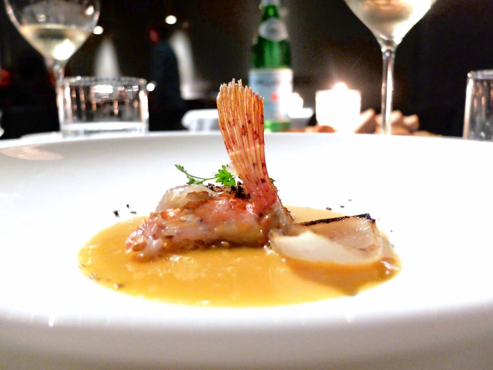 Galleria fotografica






I piatti della nostra cena, scatti di Tanio Liotta. Tartelletta di polenta, ricotta alla rucola e scaglie di grana e Schiacciata di patate, maionese al peperone, crema al peperone grigliato, salmone affumicato e avocado fresco. Bell'inizio









Tartare vegetale, caprino piccante aromatizzato all'arancia









Crema di patate di montagna, trippe di baccalà, caviale russo fresco non salato, burro al levistico: fantastico connubio di note iodate, salmastre, grasse, acide, amare, con perfetto contrappunto anche di texture e di temperatura (il burro al levistico è soffiato con l'azoto liquido)









Animelle di vitello alle nocciole, asparagi, spugnole ed estrazione di cerfoglio, golosità totale









Ravioli di pasta fresca ripieni di porro alla brace, crema di latticello, polline allo zafferano: la cucina di Morelli è in equilibrio tra eleganza e gusto, rassicura senza rinunciare al tocco creativo. Davvero matura e strutturata. Per tutti









Risotto mantecato alle radici di prezzemolo, lumache, terra di bourguignonne






