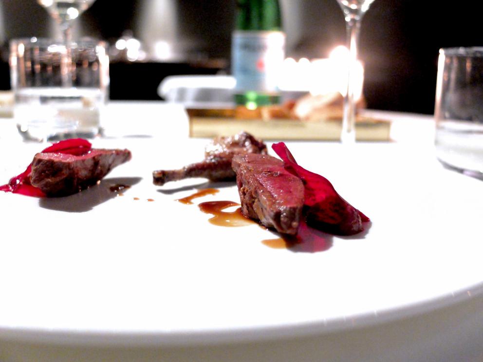 Galleria fotografica






I piatti della nostra cena, scatti di Tanio Liotta. Tartelletta di polenta, ricotta alla rucola e scaglie di grana e Schiacciata di patate, maionese al peperone, crema al peperone grigliato, salmone affumicato e avocado fresco. Bell'inizio









Tartare vegetale, caprino piccante aromatizzato all'arancia









Crema di patate di montagna, trippe di baccalà, caviale russo fresco non salato, burro al levistico: fantastico connubio di note iodate, salmastre, grasse, acide, amare, con perfetto contrappunto anche di texture e di temperatura (il burro al levistico è soffiato con l'azoto liquido)









Animelle di vitello alle nocciole, asparagi, spugnole ed estrazione di cerfoglio, golosità totale









Ravioli di pasta fresca ripieni di porro alla brace, crema di latticello, polline allo zafferano: la cucina di Morelli è in equilibrio tra eleganza e gusto, rassicura senza rinunciare al tocco creativo. Davvero matura e strutturata. Per tutti









Risotto mantecato alle radici di prezzemolo, lumache, terra di bourguignonne









Scorfano con tapenade di cipolle di Cevennes e bouillabaisse di zafferano: di nuovo, bella complessità ma anche la giusta carezza che sa tranquillizzare






