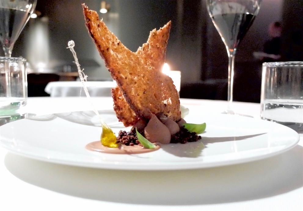 Galleria fotografica






I piatti della nostra cena, scatti di Tanio Liotta. Tartelletta di polenta, ricotta alla rucola e scaglie di grana e Schiacciata di patate, maionese al peperone, crema al peperone grigliato, salmone affumicato e avocado fresco. Bell'inizio









Tartare vegetale, caprino piccante aromatizzato all'arancia









Crema di patate di montagna, trippe di baccalà, caviale russo fresco non salato, burro al levistico: fantastico connubio di note iodate, salmastre, grasse, acide, amare, con perfetto contrappunto anche di texture e di temperatura (il burro al levistico è soffiato con l'azoto liquido)









Animelle di vitello alle nocciole, asparagi, spugnole ed estrazione di cerfoglio, golosità totale









Ravioli di pasta fresca ripieni di porro alla brace, crema di latticello, polline allo zafferano: la cucina di Morelli è in equilibrio tra eleganza e gusto, rassicura senza rinunciare al tocco creativo. Davvero matura e strutturata. Per tutti









Risotto mantecato alle radici di prezzemolo, lumache, terra di bourguignonne









Scorfano con tapenade di cipolle di Cevennes e bouillabaisse di zafferano: di nuovo, bella complessità ma anche la giusta carezza che sa tranquillizzare









Piccione cotto in due tempi, salsa allo sherry, barbabietola rossa marinata ai chiodi di garofano






