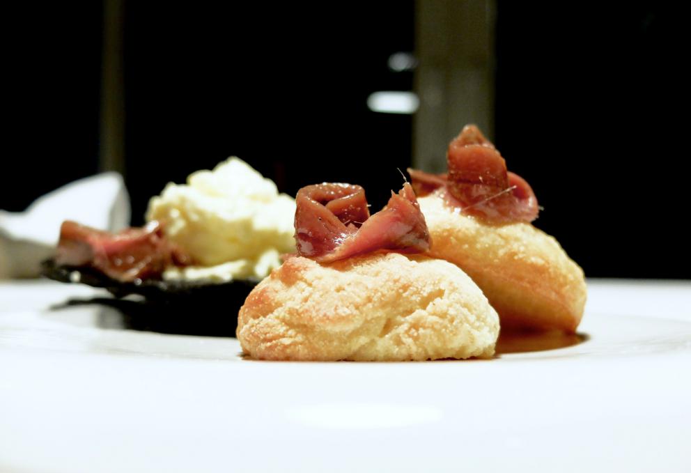 Galleria fotograficaLa nostra cena da Roberto Franzin negli scatti di Tanio Liotta
Formaggio acido, uova di trota, pomodoro Regina e caco
Sette spaghetti al tartufo, &laquo;ho ripreso la tradizione veneziana degli spaghetti al nero. E&rsquo; un piatto nato per caso, utilizzando scarti di seppia, panure di funghi e nero di seppia&raquo;. Esito squisito
