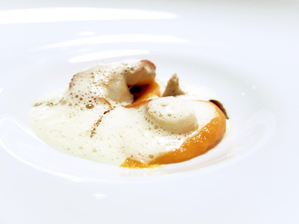 Galleria fotograficaLa nostra cena da Roberto Franzin negli scatti di Tanio Liotta
Formaggio acido, uova di trota, pomodoro Regina e caco
Sette spaghetti al tartufo, &laquo;ho ripreso la tradizione veneziana degli spaghetti al nero. E&rsquo; un piatto nato per caso, utilizzando scarti di seppia, panure di funghi e nero di seppia&raquo;. Esito squisito
Pane di patate, burro salato, acciughe

