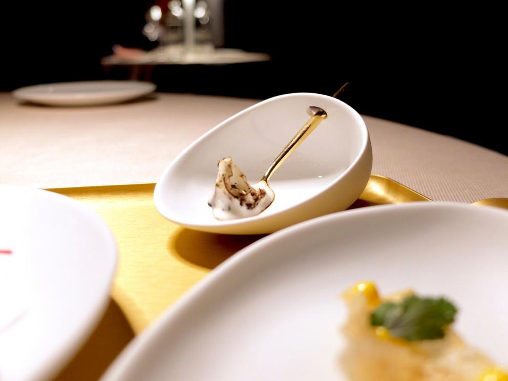 Galleria fotograficaLa nostra cena negli scatti di Tanio Liotta. Intanto i protagonisti: da sinistra Davide Canina,&nbsp;Marco Mannori, Andrea Ribaldone,&nbsp;Umberto Del Nobile&nbsp;e&nbsp;Daniel Zeilinga,&nbsp;
Appetizer in bel vassoio: Chips di gallina (buonissima), Canap&eacute; di fegatini con pera, Sgombro in escabece e Cavolfiore grigliato con bagna cauda
