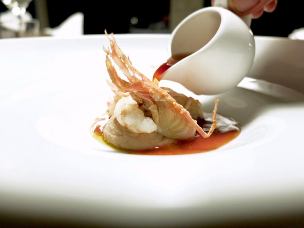 Galleria fotograficaLa nostra cena da Roberto Franzin negli scatti di Tanio Liotta
Formaggio acido, uova di trota, pomodoro Regina e caco
Sette spaghetti al tartufo, &laquo;ho ripreso la tradizione veneziana degli spaghetti al nero. E&rsquo; un piatto nato per caso, utilizzando scarti di seppia, panure di funghi e nero di seppia&raquo;. Esito squisito
Pane di patate, burro salato, acciughe
Capasanta di Marano, il suo corallo, purea di zucca, scarti di capasanta con zabaione al Friulano, olio di semi di zucca. Deliziose
