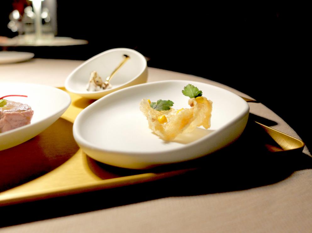 Galleria fotograficaLa nostra cena negli scatti di Tanio Liotta. Intanto i protagonisti: da sinistra Davide Canina,&nbsp;Marco Mannori, Andrea Ribaldone,&nbsp;Umberto Del Nobile&nbsp;e&nbsp;Daniel Zeilinga,&nbsp;
Appetizer in bel vassoio: Chips di gallina (buonissima), Canap&eacute; di fegatini con pera, Sgombro in escabece e Cavolfiore grigliato con bagna cauda
Appetizer
