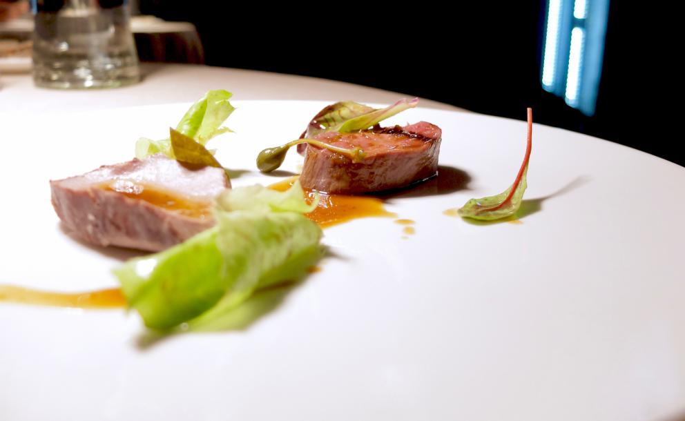 Galleria fotograficaLa nostra cena negli scatti di Tanio Liotta. Intanto i protagonisti: da sinistra Davide Canina,&nbsp;Marco Mannori, Andrea Ribaldone,&nbsp;Umberto Del Nobile&nbsp;e&nbsp;Daniel Zeilinga,&nbsp;
Appetizer in bel vassoio: Chips di gallina (buonissima), Canap&eacute; di fegatini con pera, Sgombro in escabece e Cavolfiore grigliato con bagna cauda
Appetizer
Appetizer
