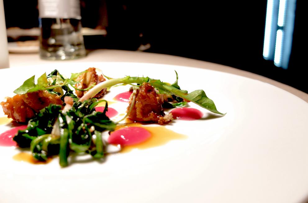 Galleria fotograficaLa nostra cena negli scatti di Tanio Liotta. Intanto i protagonisti: da sinistra Davide Canina,&nbsp;Marco Mannori, Andrea Ribaldone,&nbsp;Umberto Del Nobile&nbsp;e&nbsp;Daniel Zeilinga,&nbsp;
Appetizer in bel vassoio: Chips di gallina (buonissima), Canap&eacute; di fegatini con pera, Sgombro in escabece e Cavolfiore grigliato con bagna cauda
Appetizer
Appetizer
Il Vitello e il Tonno:&nbsp;scamone di vitello (cottura sublime), ventresca di tonno confit e poi scottata, salsa di fonbdo di vitello, capperi e acciughe. Un piatto che diventer&agrave; classico
