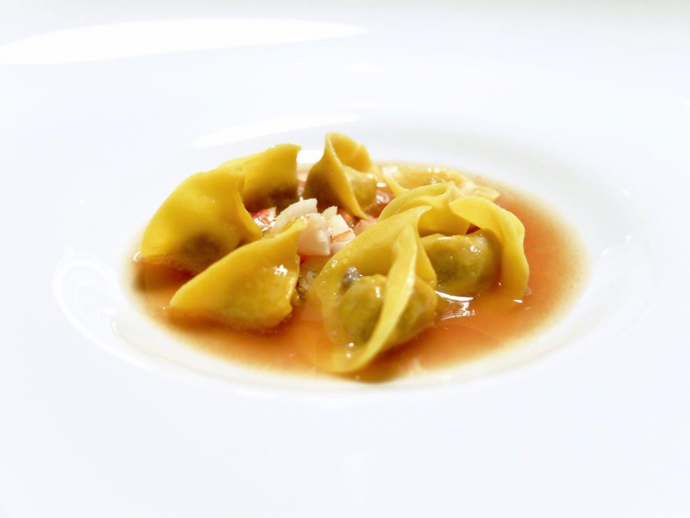 Galleria fotograficaLa nostra cena da Roberto Franzin negli scatti di Tanio Liotta
Formaggio acido, uova di trota, pomodoro Regina e caco
Sette spaghetti al tartufo, &laquo;ho ripreso la tradizione veneziana degli spaghetti al nero. E&rsquo; un piatto nato per caso, utilizzando scarti di seppia, panure di funghi e nero di seppia&raquo;. Esito squisito
Pane di patate, burro salato, acciughe
Capasanta di Marano, il suo corallo, purea di zucca, scarti di capasanta con zabaione al Friulano, olio di semi di zucca. Deliziose
Scampo scottato (da una sola parte), castagna arrosto, brodo di castagne (fatto con le bucce), testa di scampo arrostita, castagna grattugiata
