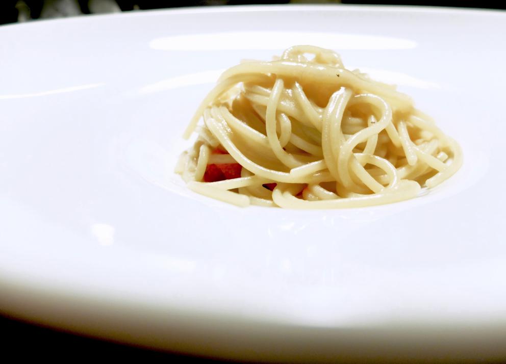 Galleria fotograficaLa nostra cena da Roberto Franzin negli scatti di Tanio Liotta
Formaggio acido, uova di trota, pomodoro Regina e caco
Sette spaghetti al tartufo, &laquo;ho ripreso la tradizione veneziana degli spaghetti al nero. E&rsquo; un piatto nato per caso, utilizzando scarti di seppia, panure di funghi e nero di seppia&raquo;. Esito squisito
Pane di patate, burro salato, acciughe
Capasanta di Marano, il suo corallo, purea di zucca, scarti di capasanta con zabaione al Friulano, olio di semi di zucca. Deliziose
Scampo scottato (da una sola parte), castagna arrosto, brodo di castagne (fatto con le bucce), testa di scampo arrostita, castagna grattugiata
Cappelletti di piccione in brodo di astice: piatto che far&agrave; parte del menu delle feste, semplicemente sontuoso, fantastico
