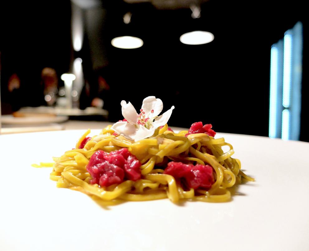 Galleria fotograficaLa nostra cena negli scatti di Tanio Liotta. Intanto i protagonisti: da sinistra Davide Canina,&nbsp;Marco Mannori, Andrea Ribaldone,&nbsp;Umberto Del Nobile&nbsp;e&nbsp;Daniel Zeilinga,&nbsp;
Appetizer in bel vassoio: Chips di gallina (buonissima), Canap&eacute; di fegatini con pera, Sgombro in escabece e Cavolfiore grigliato con bagna cauda
Appetizer
Appetizer
Il Vitello e il Tonno:&nbsp;scamone di vitello (cottura sublime), ventresca di tonno confit e poi scottata, salsa di fonbdo di vitello, capperi e acciughe. Un piatto che diventer&agrave; classico
Animelle in carpione cremisi: animelle scottate, cipolla rossa cotta in acqua acidula e dente di cane. Goloso ed elegante
