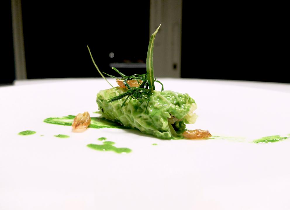 Galleria fotograficaLa nostra cena da Roberto Franzin negli scatti di Tanio Liotta
Formaggio acido, uova di trota, pomodoro Regina e caco
Sette spaghetti al tartufo, &laquo;ho ripreso la tradizione veneziana degli spaghetti al nero. E&rsquo; un piatto nato per caso, utilizzando scarti di seppia, panure di funghi e nero di seppia&raquo;. Esito squisito
Pane di patate, burro salato, acciughe
Capasanta di Marano, il suo corallo, purea di zucca, scarti di capasanta con zabaione al Friulano, olio di semi di zucca. Deliziose
Scampo scottato (da una sola parte), castagna arrosto, brodo di castagne (fatto con le bucce), testa di scampo arrostita, castagna grattugiata
Cappelletti di piccione in brodo di astice: piatto che far&agrave; parte del menu delle feste, semplicemente sontuoso, fantastico
Spaghetti al pomodoro nascosto: la pasta &egrave; cotta in un&rsquo;acqua d&rsquo;estrazione di cipolla aromatizzata la basilico, poi condita con pomodori freschi di Fossalon essiccati al sole
