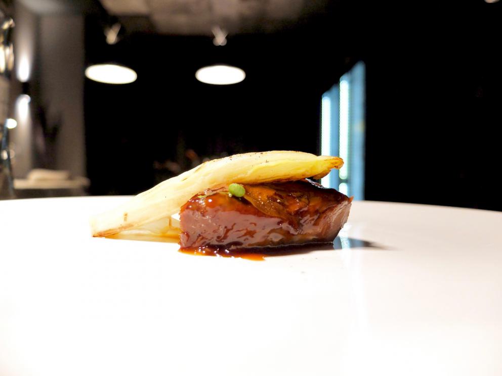 Galleria fotograficaLa nostra cena negli scatti di Tanio Liotta. Intanto i protagonisti: da sinistra Davide Canina,&nbsp;Marco Mannori, Andrea Ribaldone,&nbsp;Umberto Del Nobile&nbsp;e&nbsp;Daniel Zeilinga,&nbsp;
Appetizer in bel vassoio: Chips di gallina (buonissima), Canap&eacute; di fegatini con pera, Sgombro in escabece e Cavolfiore grigliato con bagna cauda
Appetizer
Appetizer
Il Vitello e il Tonno:&nbsp;scamone di vitello (cottura sublime), ventresca di tonno confit e poi scottata, salsa di fonbdo di vitello, capperi e acciughe. Un piatto che diventer&agrave; classico
Animelle in carpione cremisi: animelle scottate, cipolla rossa cotta in acqua acidula e dente di cane. Goloso ed elegante
Tajarin carciofi, ricci di mare e carne cruda. Qui Ribaldone osa accostare ai tradizionali tajarin un condimento fuori dagli schemi. La pasta fresca ai 40 tuorli &egrave; cotta in acqua di carciofi, gli stessi - bruciati - profumano un olio che poi condisce il piatto con la battuta di Fassona di Oberto, gran macellaio di Roddi. I ricci di mare sono di Onofrio Schingaro, pap&agrave; di Domenico del Borgo Egnazia, in Puglia. Un fiore di borragine per guarnire. Gran piatto
