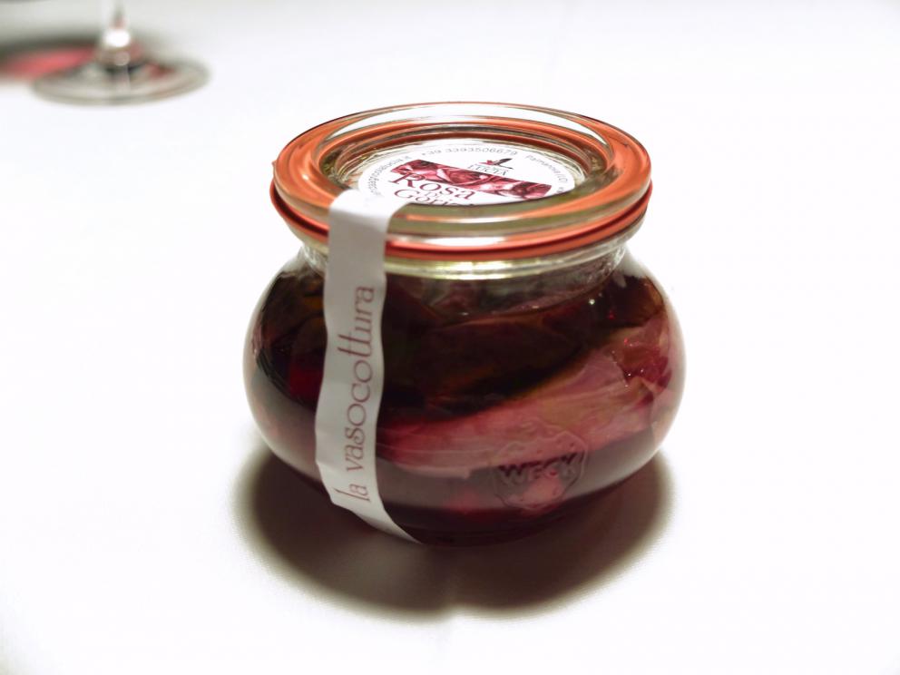 Galleria fotograficaLa nostra cena da Roberto Franzin negli scatti di Tanio Liotta
Formaggio acido, uova di trota, pomodoro Regina e caco
Sette spaghetti al tartufo, &laquo;ho ripreso la tradizione veneziana degli spaghetti al nero. E&rsquo; un piatto nato per caso, utilizzando scarti di seppia, panure di funghi e nero di seppia&raquo;. Esito squisito
Pane di patate, burro salato, acciughe
Capasanta di Marano, il suo corallo, purea di zucca, scarti di capasanta con zabaione al Friulano, olio di semi di zucca. Deliziose
Scampo scottato (da una sola parte), castagna arrosto, brodo di castagne (fatto con le bucce), testa di scampo arrostita, castagna grattugiata
Cappelletti di piccione in brodo di astice: piatto che far&agrave; parte del menu delle feste, semplicemente sontuoso, fantastico
Spaghetti al pomodoro nascosto: la pasta &egrave; cotta in un&rsquo;acqua d&rsquo;estrazione di cipolla aromatizzata la basilico, poi condita con pomodori freschi di Fossalon essiccati al sole
Versione 2.0 della sarda in saor: la cipolla viene cotta a lungo con verza e alloro, un classico della cucina veneziana la sarda &egrave; avvolta nella stessa verza, poi pesto di barbe di finocchio di recupero e qualche barba stessa sopra al piatto. Altro piatto ottimamente riuscito
Guance di branzino (un bell&rsquo;esemplare da 4,5 kg appena arrivato dai pescatori gradesi) cotte al vapore e servite su osso di cefalo, brunoise di verdure marinate, alghe
Cotechino di mare, rosa di Gorizia, polvere di trombetta da morto
