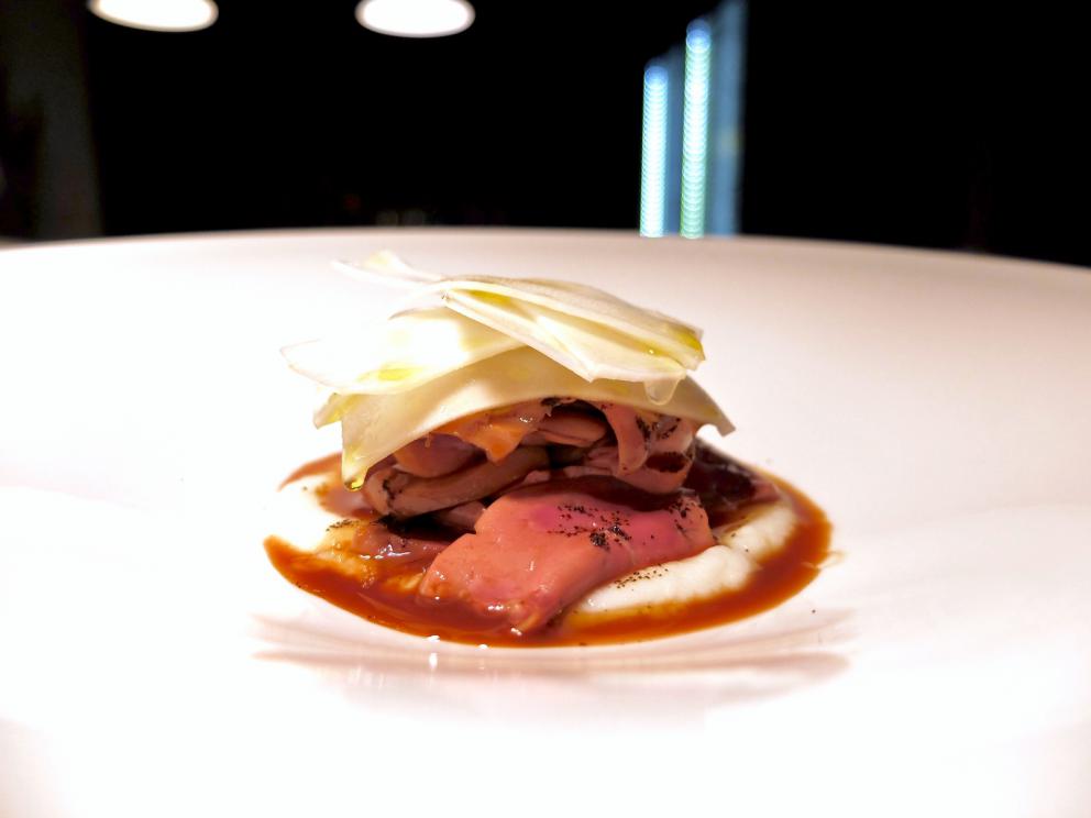 Galleria fotograficaLa nostra cena negli scatti di Tanio Liotta. Intanto i protagonisti: da sinistra Davide Canina,&nbsp;Marco Mannori, Andrea Ribaldone,&nbsp;Umberto Del Nobile&nbsp;e&nbsp;Daniel Zeilinga,&nbsp;
Appetizer in bel vassoio: Chips di gallina (buonissima), Canap&eacute; di fegatini con pera, Sgombro in escabece e Cavolfiore grigliato con bagna cauda
Appetizer
Appetizer
Il Vitello e il Tonno:&nbsp;scamone di vitello (cottura sublime), ventresca di tonno confit e poi scottata, salsa di fonbdo di vitello, capperi e acciughe. Un piatto che diventer&agrave; classico
Animelle in carpione cremisi: animelle scottate, cipolla rossa cotta in acqua acidula e dente di cane. Goloso ed elegante
Tajarin carciofi, ricci di mare e carne cruda. Qui Ribaldone osa accostare ai tradizionali tajarin un condimento fuori dagli schemi. La pasta fresca ai 40 tuorli &egrave; cotta in acqua di carciofi, gli stessi - bruciati - profumano un olio che poi condisce il piatto con la battuta di Fassona di Oberto, gran macellaio di Roddi. I ricci di mare sono di Onofrio Schingaro, pap&agrave; di Domenico del Borgo Egnazia, in Puglia. Un fiore di borragine per guarnire. Gran piatto
Stracotto di manzo, fondo al ginepro
