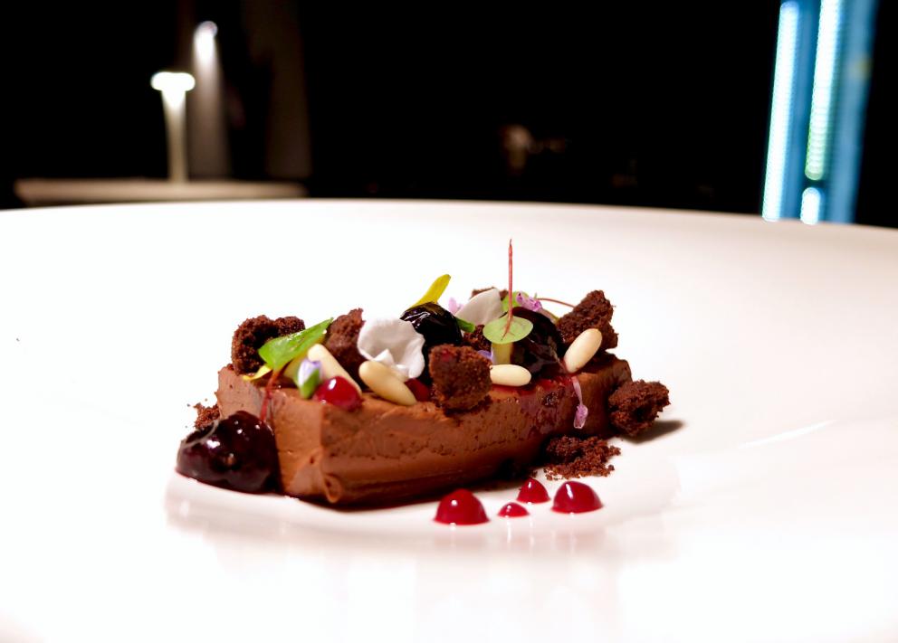 Galleria fotograficaLa nostra cena negli scatti di Tanio Liotta. Intanto i protagonisti: da sinistra Davide Canina,&nbsp;Marco Mannori, Andrea Ribaldone,&nbsp;Umberto Del Nobile&nbsp;e&nbsp;Daniel Zeilinga,&nbsp;
Appetizer in bel vassoio: Chips di gallina (buonissima), Canap&eacute; di fegatini con pera, Sgombro in escabece e Cavolfiore grigliato con bagna cauda
Appetizer
Appetizer
Il Vitello e il Tonno:&nbsp;scamone di vitello (cottura sublime), ventresca di tonno confit e poi scottata, salsa di fonbdo di vitello, capperi e acciughe. Un piatto che diventer&agrave; classico
Animelle in carpione cremisi: animelle scottate, cipolla rossa cotta in acqua acidula e dente di cane. Goloso ed elegante
Tajarin carciofi, ricci di mare e carne cruda. Qui Ribaldone osa accostare ai tradizionali tajarin un condimento fuori dagli schemi. La pasta fresca ai 40 tuorli &egrave; cotta in acqua di carciofi, gli stessi - bruciati - profumano un olio che poi condisce il piatto con la battuta di Fassona di Oberto, gran macellaio di Roddi. I ricci di mare sono di Onofrio Schingaro, pap&agrave; di Domenico del Borgo Egnazia, in Puglia. Un fiore di borragine per guarnire. Gran piatto
Stracotto di manzo, fondo al ginepro
Rognone di vitello cotto in burro chiarificato, su crema di cavolfiore, fondo di caff&eacute; e sedano rapa croccante a guarnire. Forse il piatto che abbiamo apprezzato di pi&ugrave;
